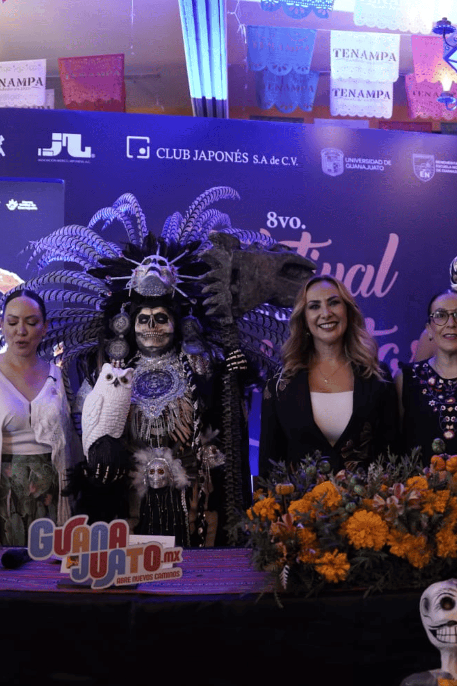 Celebración del Día de Muertos en Guanajuato con disfraces tradicionales y decoraciones coloridas.