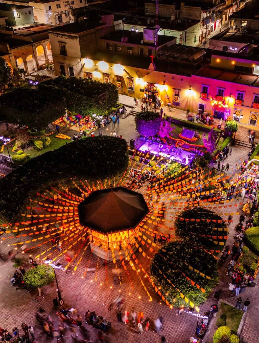Celebración del Día de Muertos en Guanajuato con ofrendas y luces coloridas.