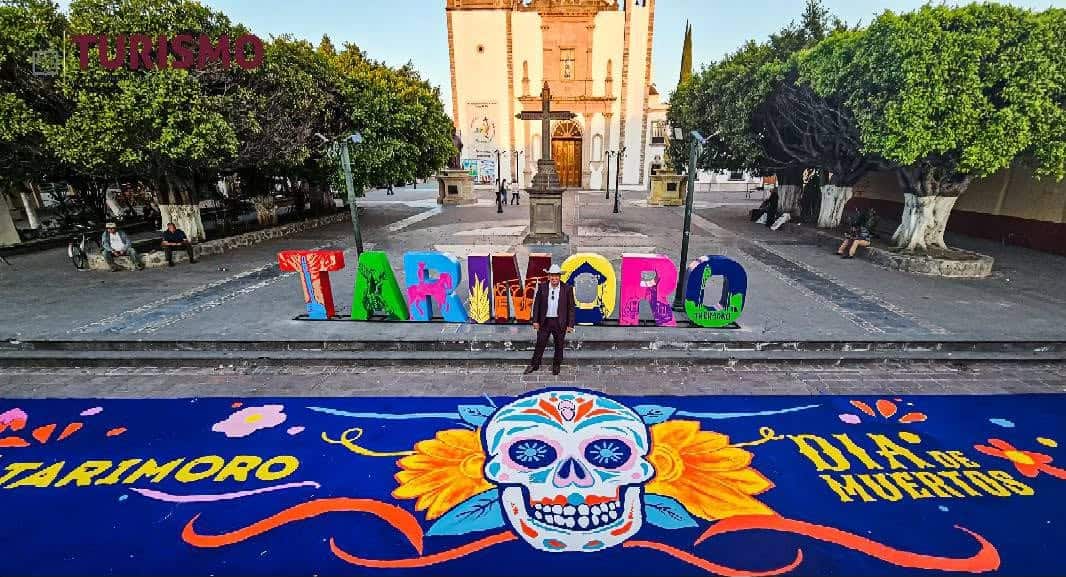 Decoración del Día de Muertos en Guanajuato con letras coloridas y calavera en la calle.