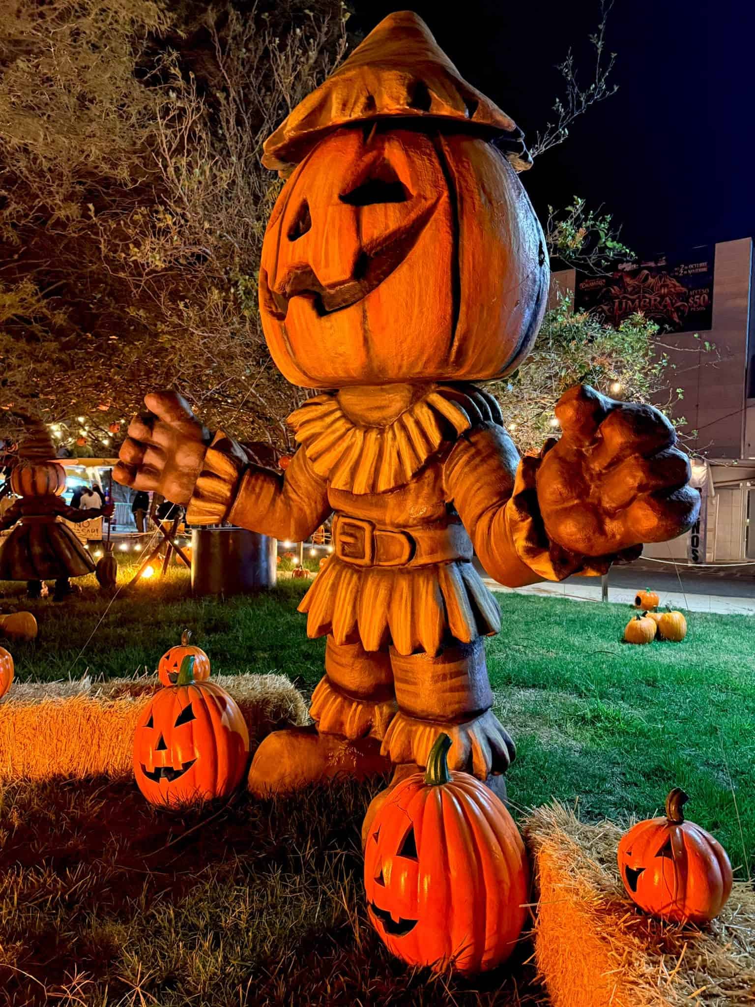 Muñeco de calabaza gigante con disfraz de calabacín en celebración de Día de Muertos en Guanajuato.