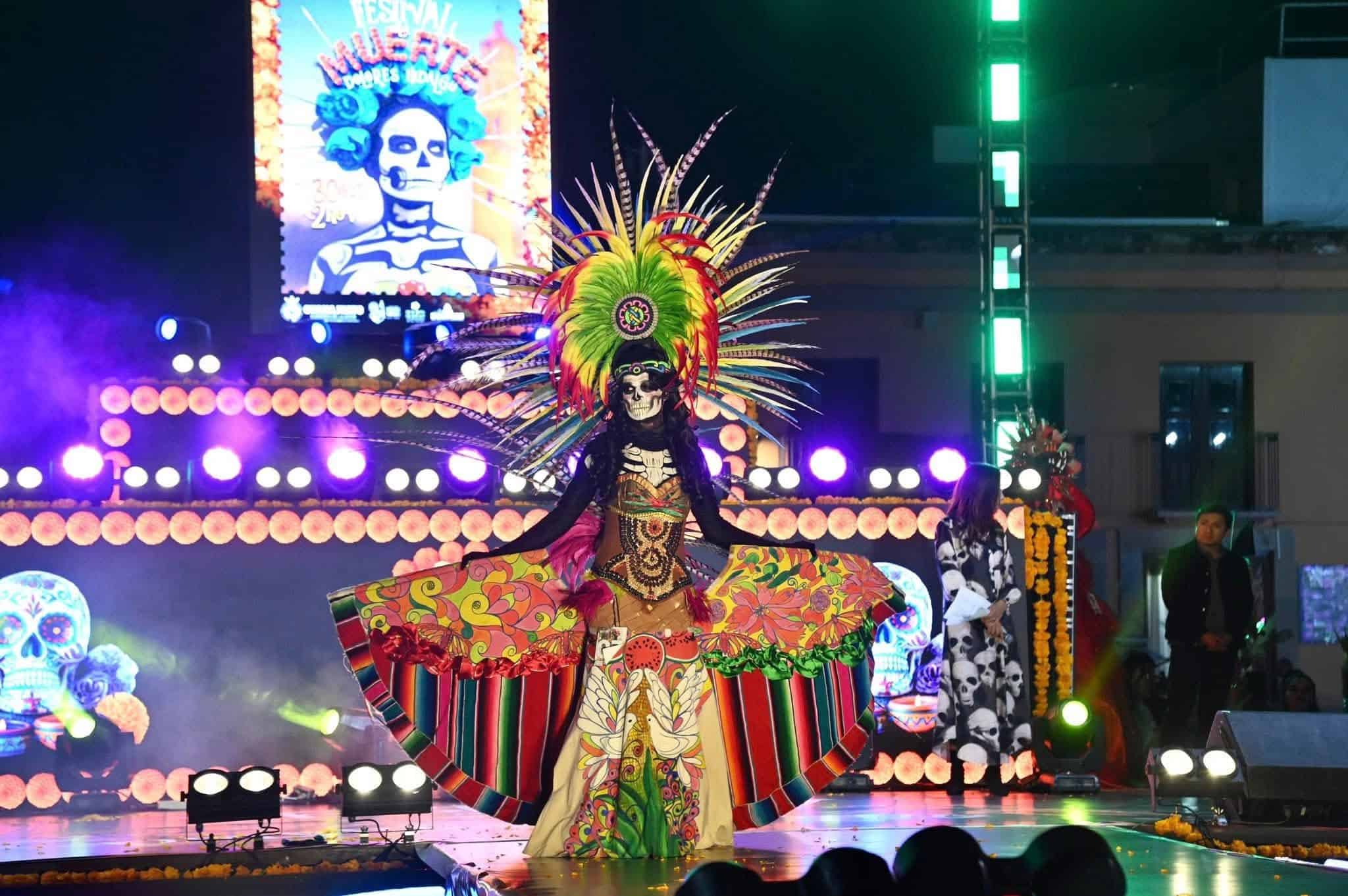 Catrina en celebración del Día de Muertos en Guanajuato con vestuario colorido y decoraciones festi.