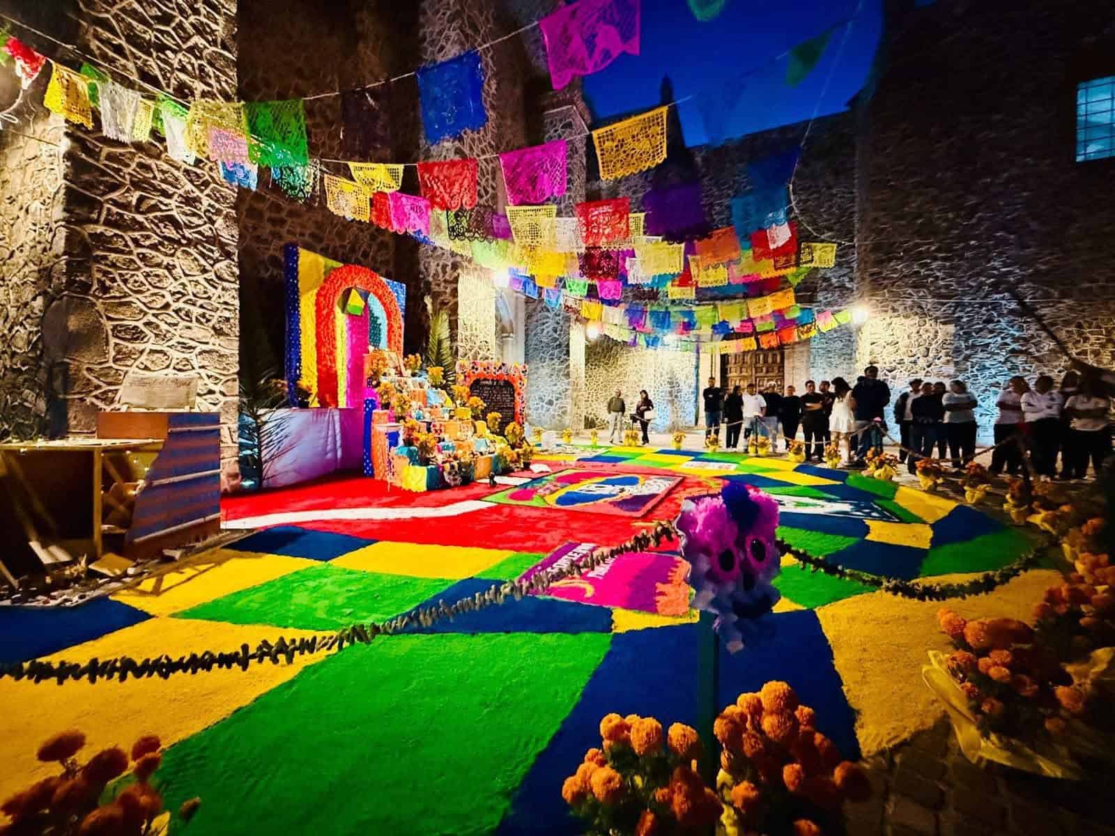 Decoraciones tradicionales del Día de Muertos en Guanajuato con colores vibrantes.