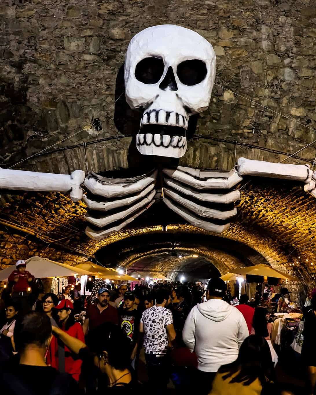 Espectacular calavera gigante en celebración del Día de Muertos en Guanajuato.