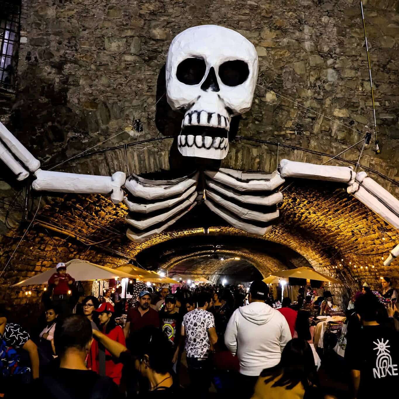 Espectacular calavera gigante en celebración del Día de Muertos en Guanajuato.