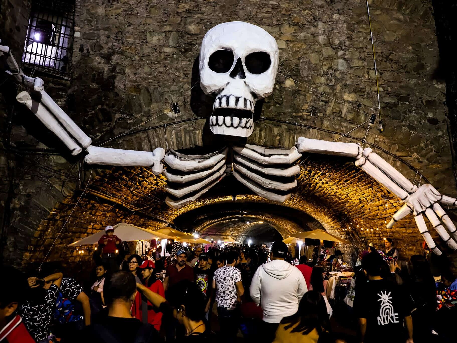 Espectacular calavera gigante en celebración del Día de Muertos en Guanajuato.