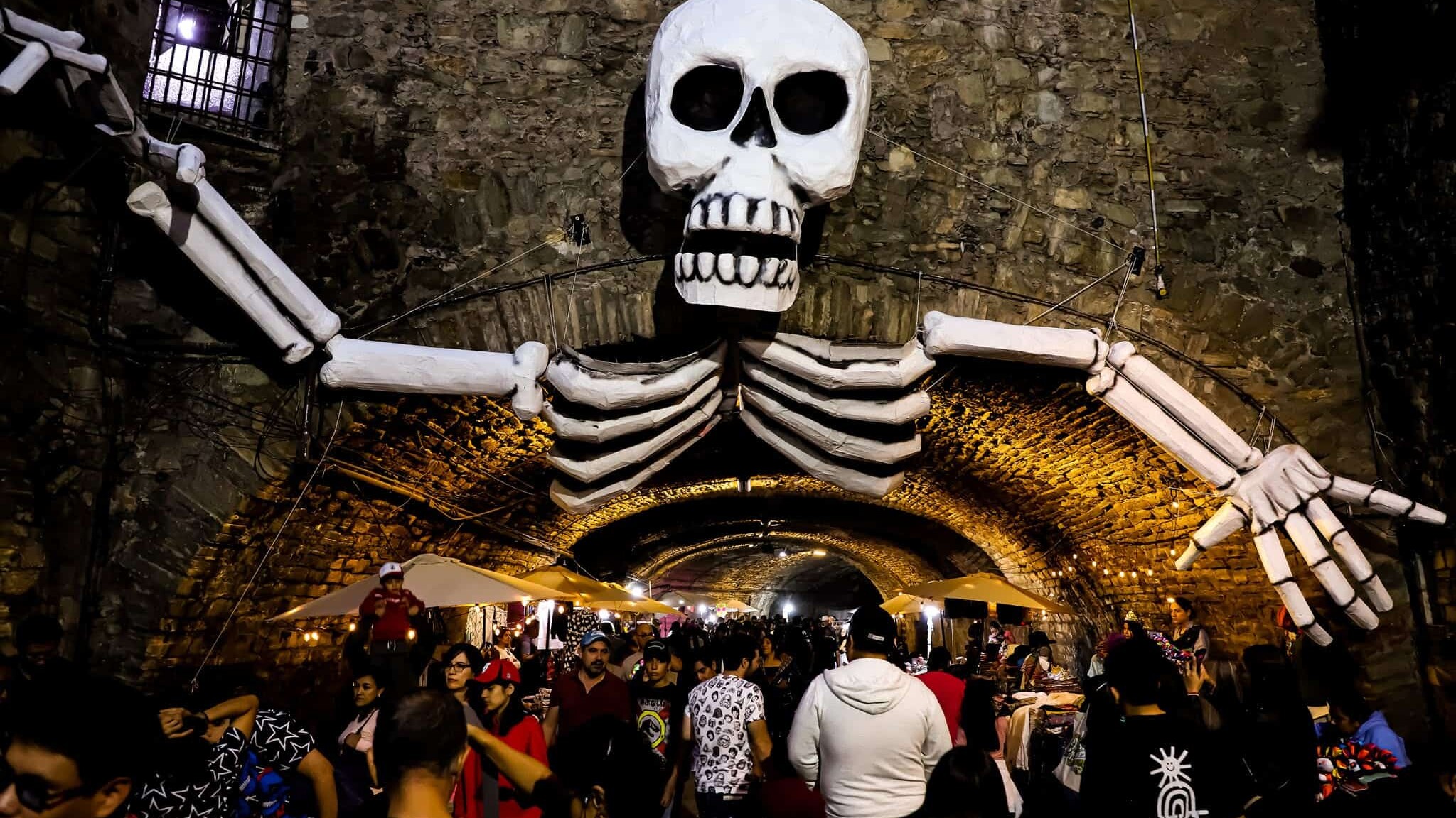 Espectacular calavera gigante en celebración del Día de Muertos en Guanajuato.