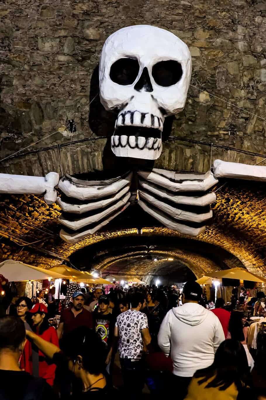 Espectacular calavera gigante en celebración del Día de Muertos en Guanajuato.