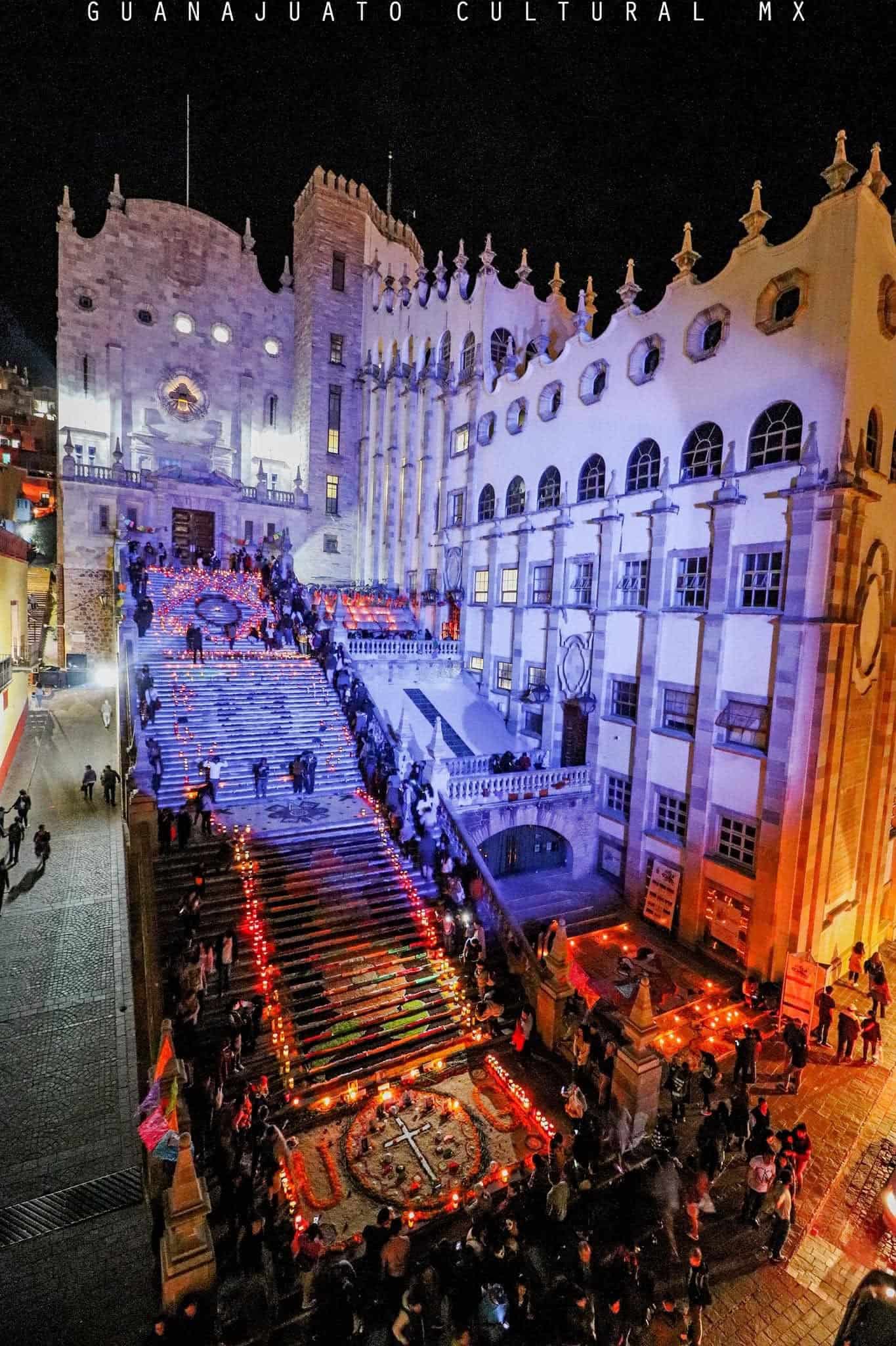 Celebración del Día de Muertos en Guanajuato con ofrendas y decoraciones coloridas.