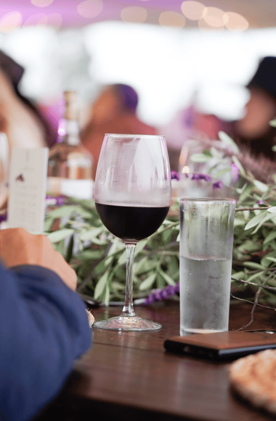Vaso de vino tinto en celebración de las Fiestas de Vendimia en Guanajuato.