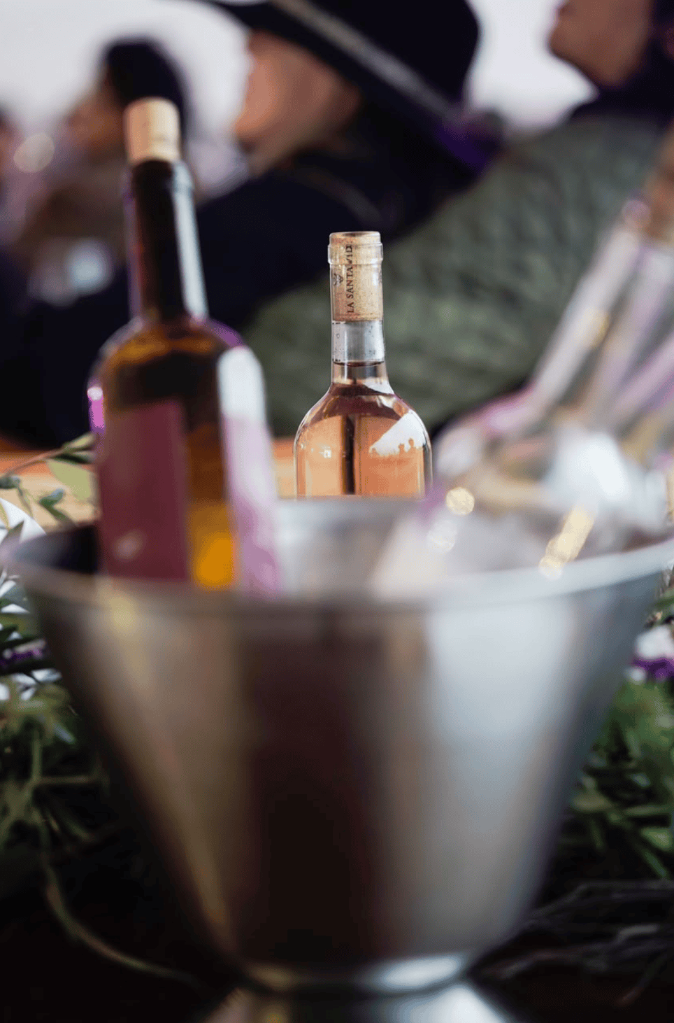Botellas de vino en una mesa durante las Fiestas de Vendimia en Guanajuato.