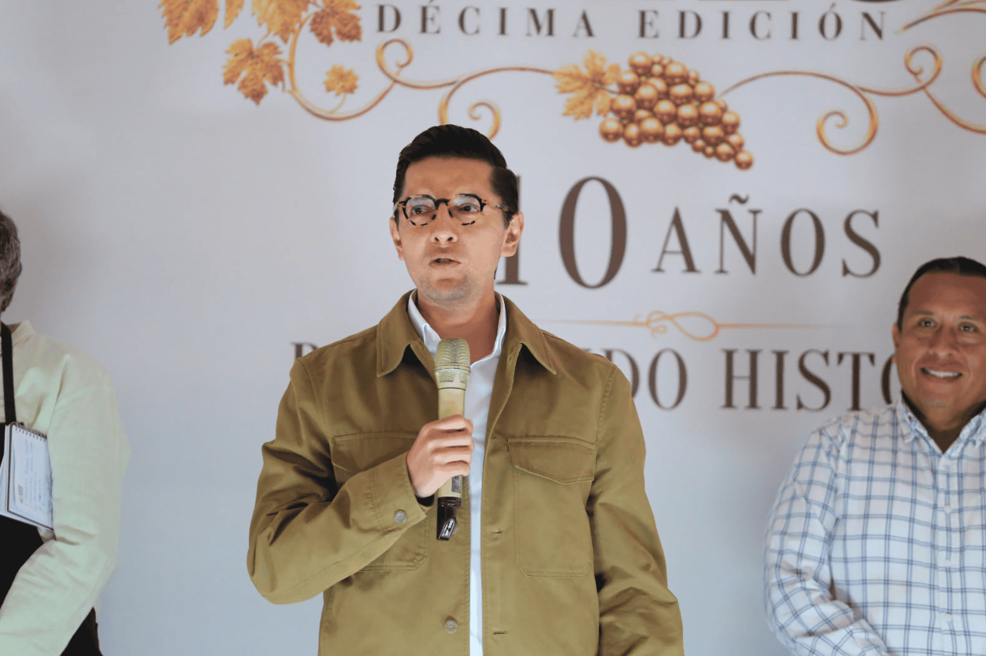 Hombre hablando en evento de las Fiestas de Vendimia en Guanajuato.