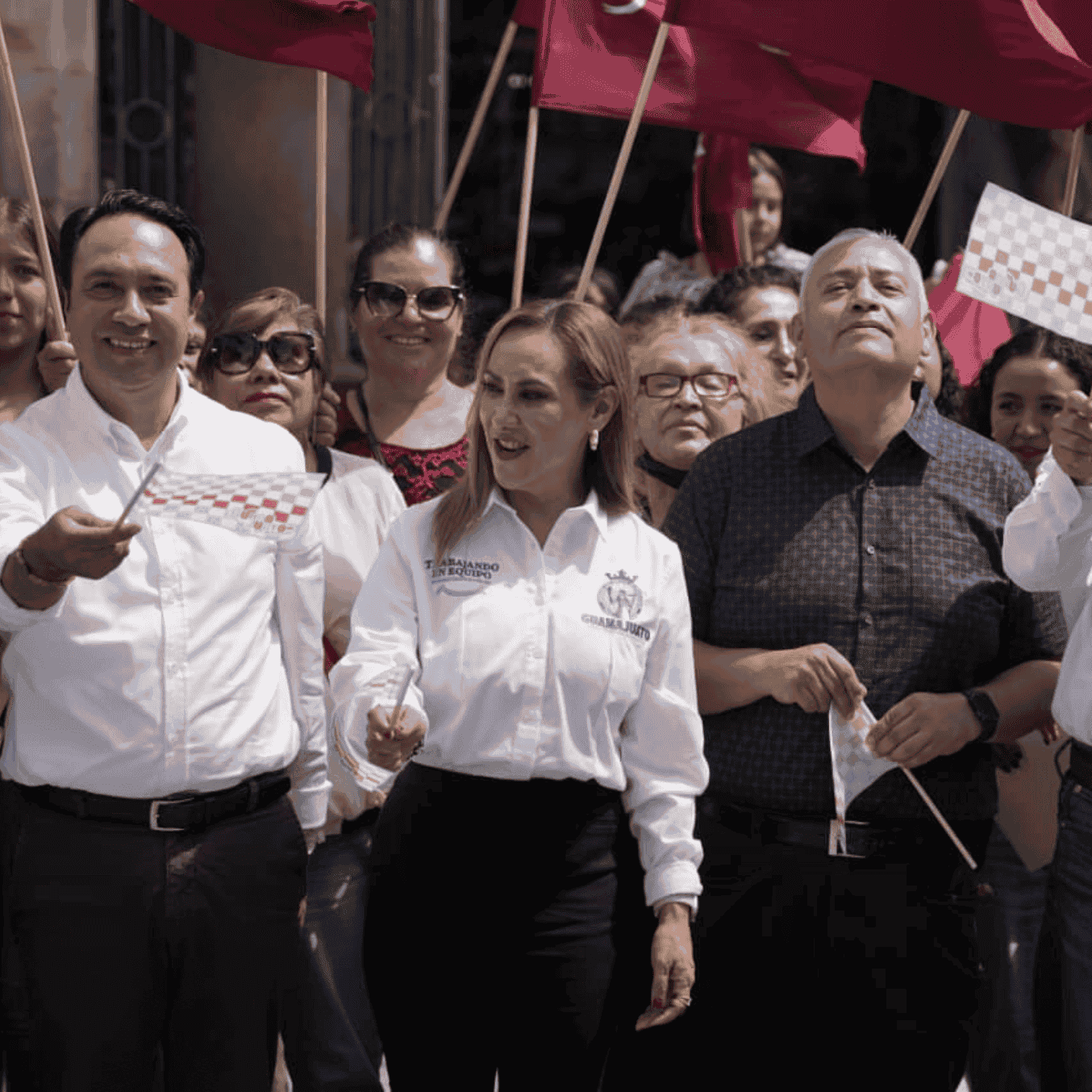 Autoridades y ciudadanos en evento de infraestructura turística en Salvatierra.