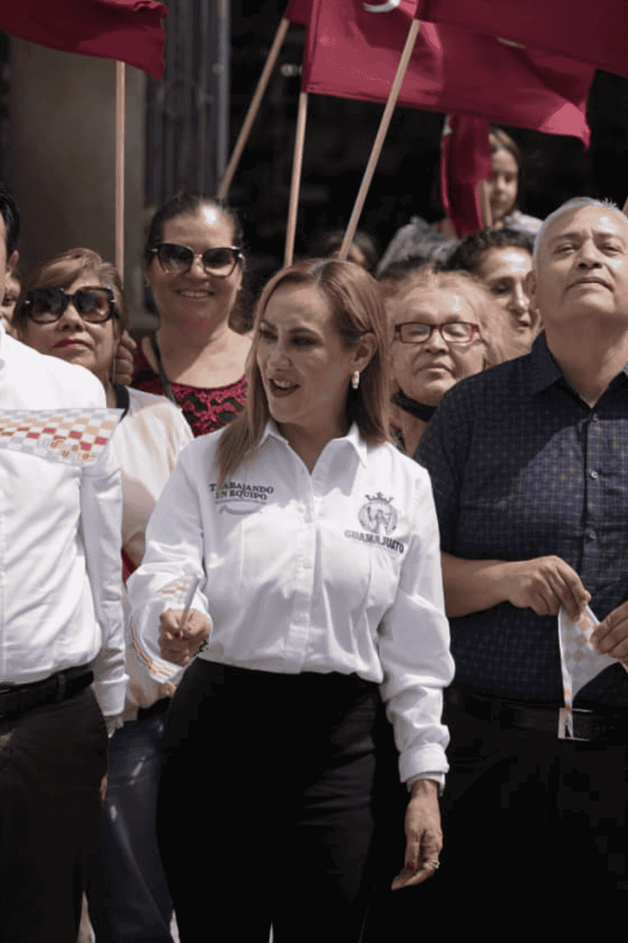Autoridades y ciudadanos en evento de infraestructura turística en Salvatierra.