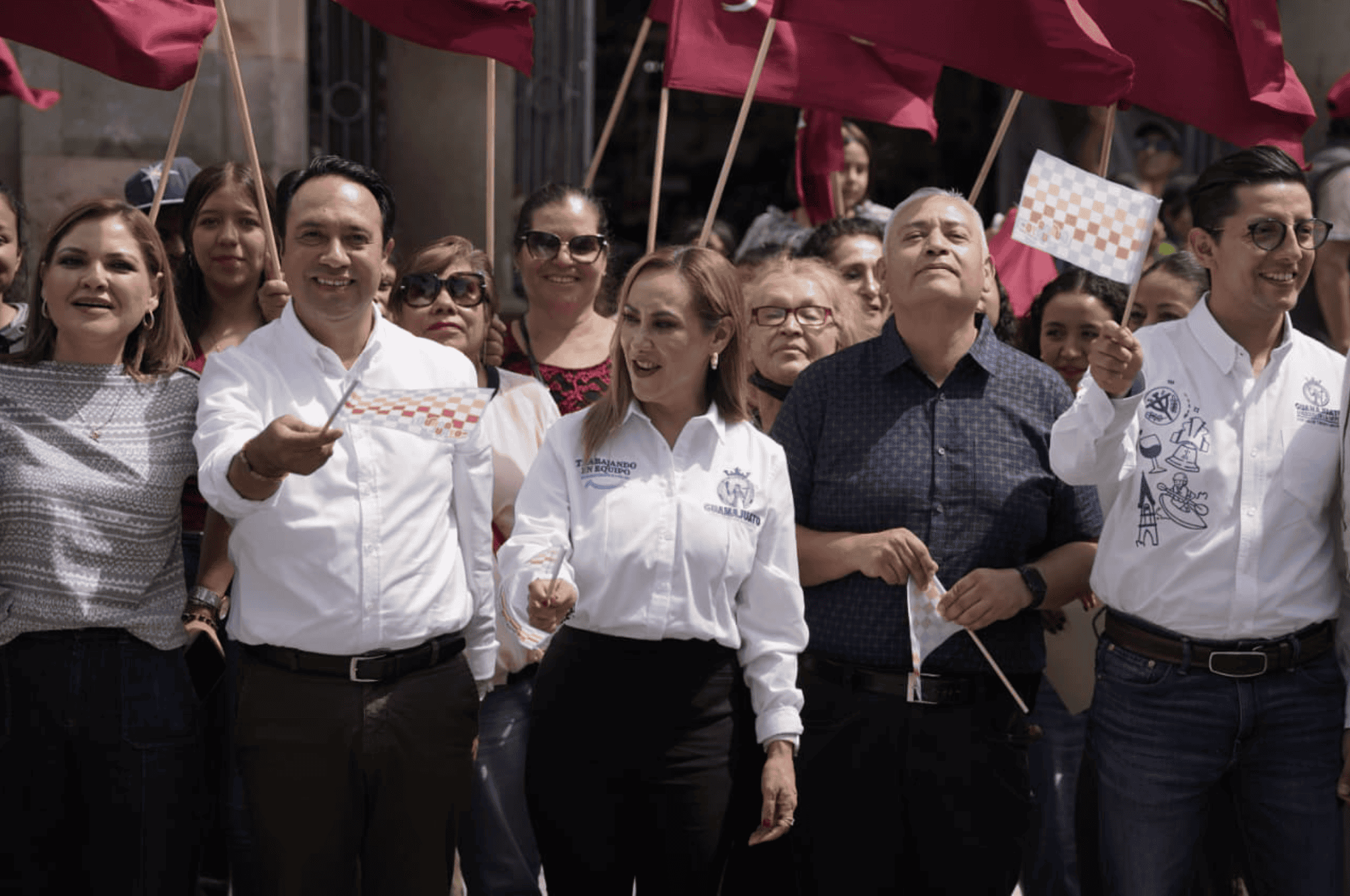 Autoridades y ciudadanos en evento de infraestructura turística en Salvatierra.