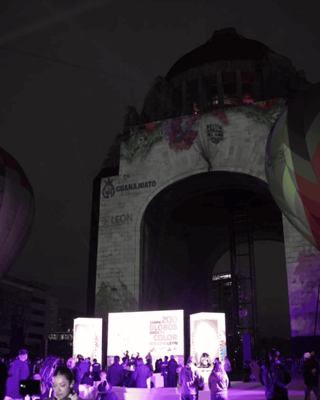 Festival internacional en Guanajuato con globos aerostáticos y luces.