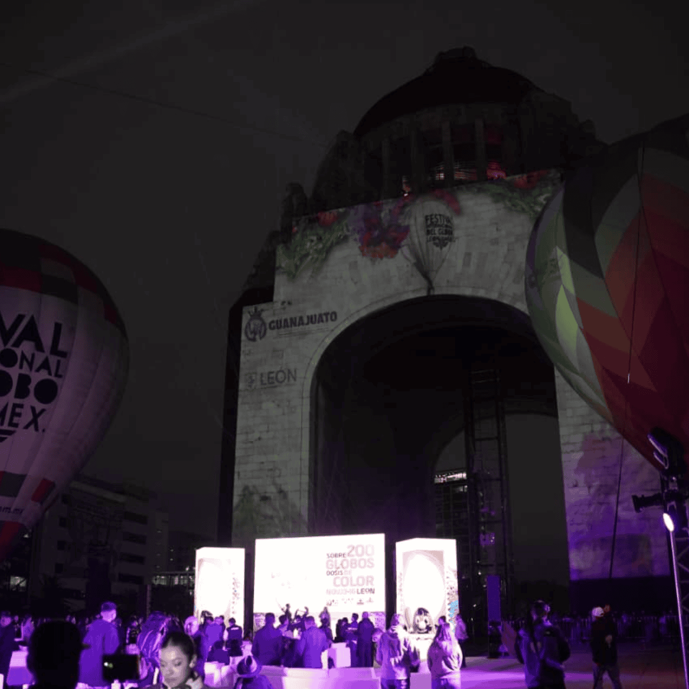 Festival internacional en Guanajuato con globos aerostáticos y luces.