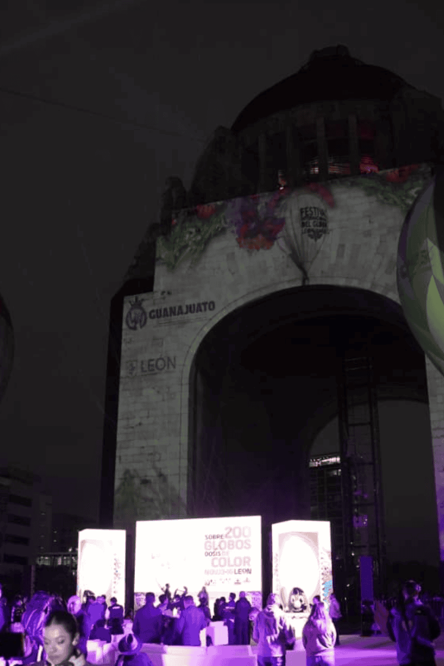 Festival internacional en Guanajuato con globos aerostáticos y luces.