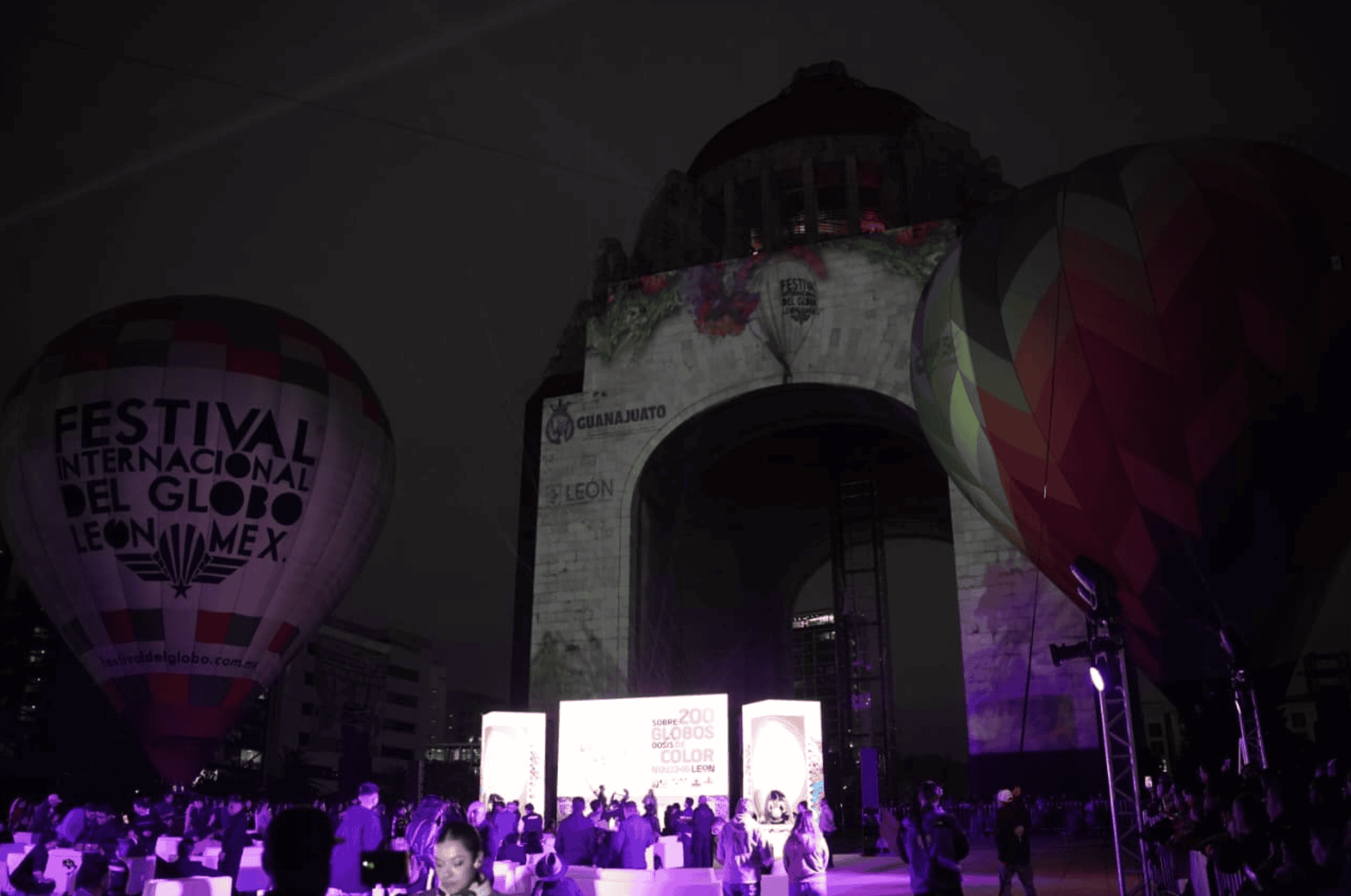 Festival internacional en Guanajuato con globos aerostáticos y luces.