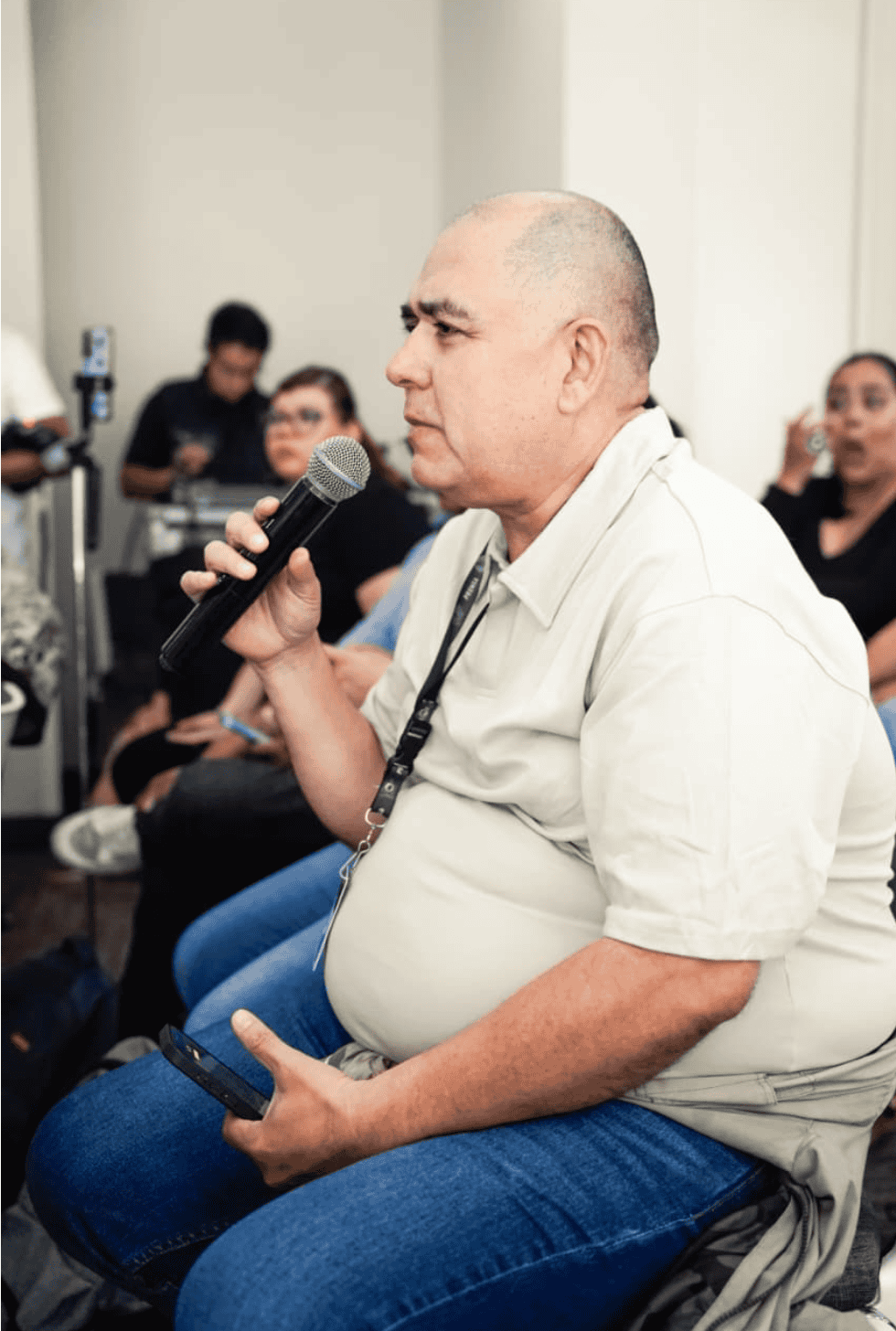 Hombre mayor hablando en micrófono durante un festival turístico en Jalpa de Cánovas.