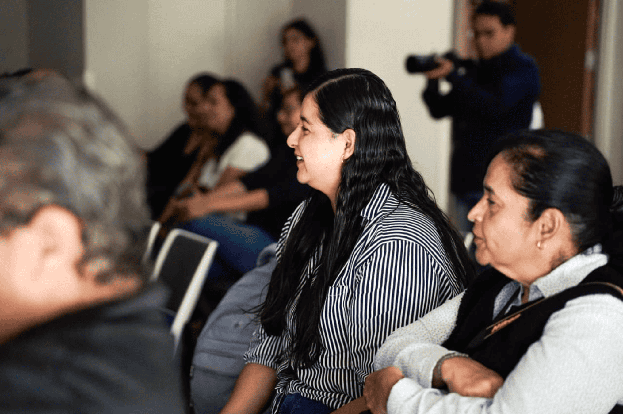 Mujer sonriendo en evento cultural de Jalpa de Cánovas durante festival de México eterno.