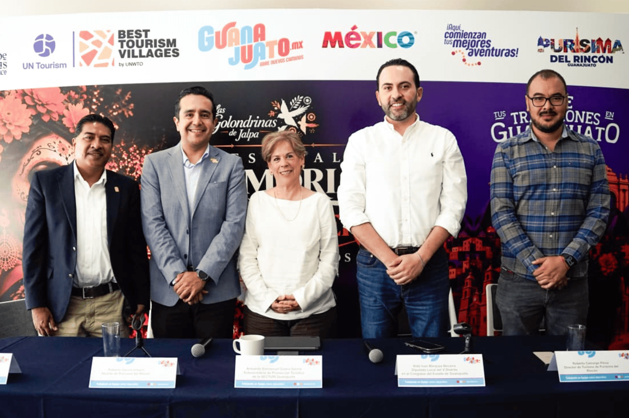 Grupo de personas en una mesa de firma durante un evento de turismo en Jalpa de Cánovas.