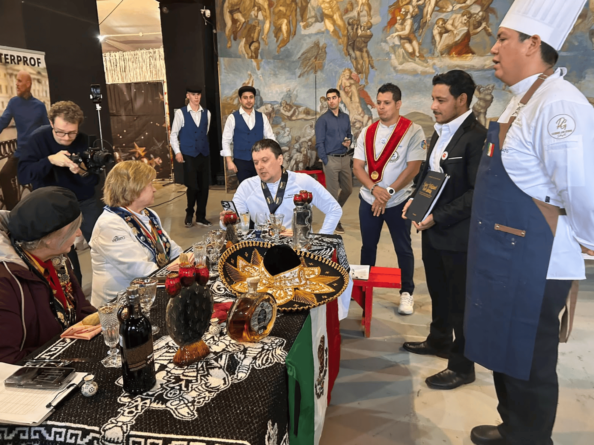 Equipo mexicano de restauración compite en concurso culinario internacional.