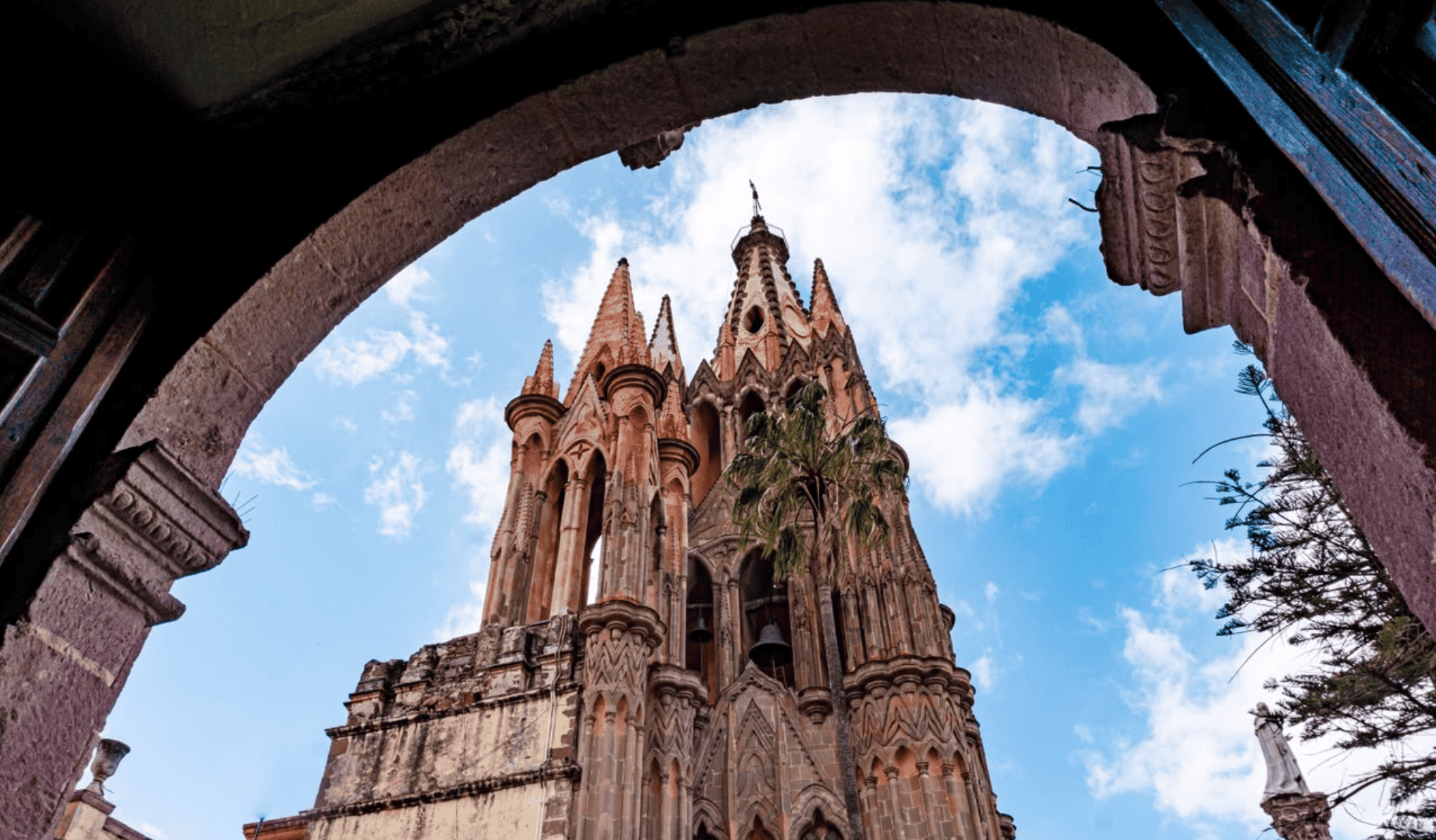 Vista de la catedral de San Miguel de Allende desde un arco.