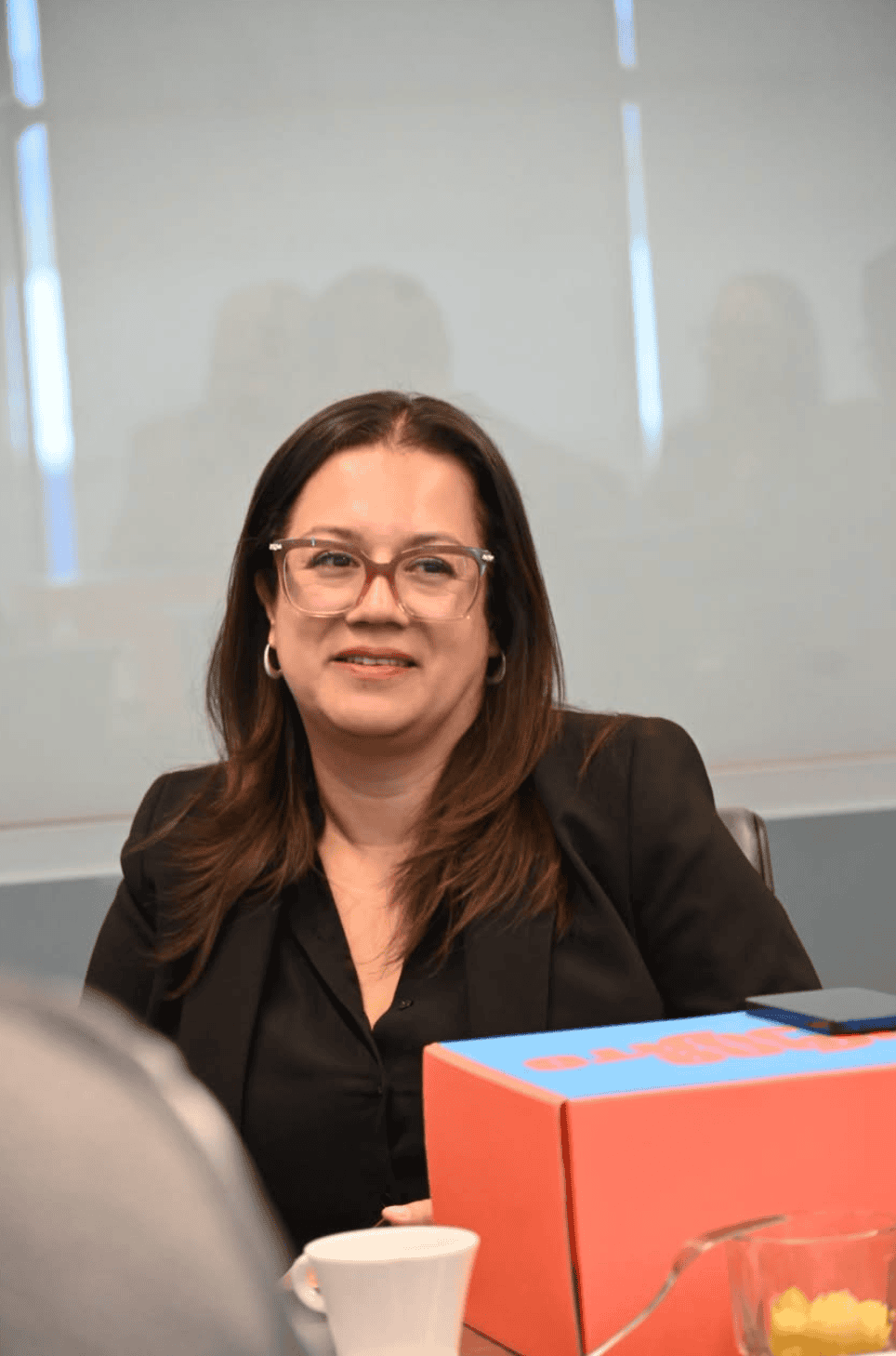 Mujer en reunión de turismo social y vinculación empresarial en Guanajuato.