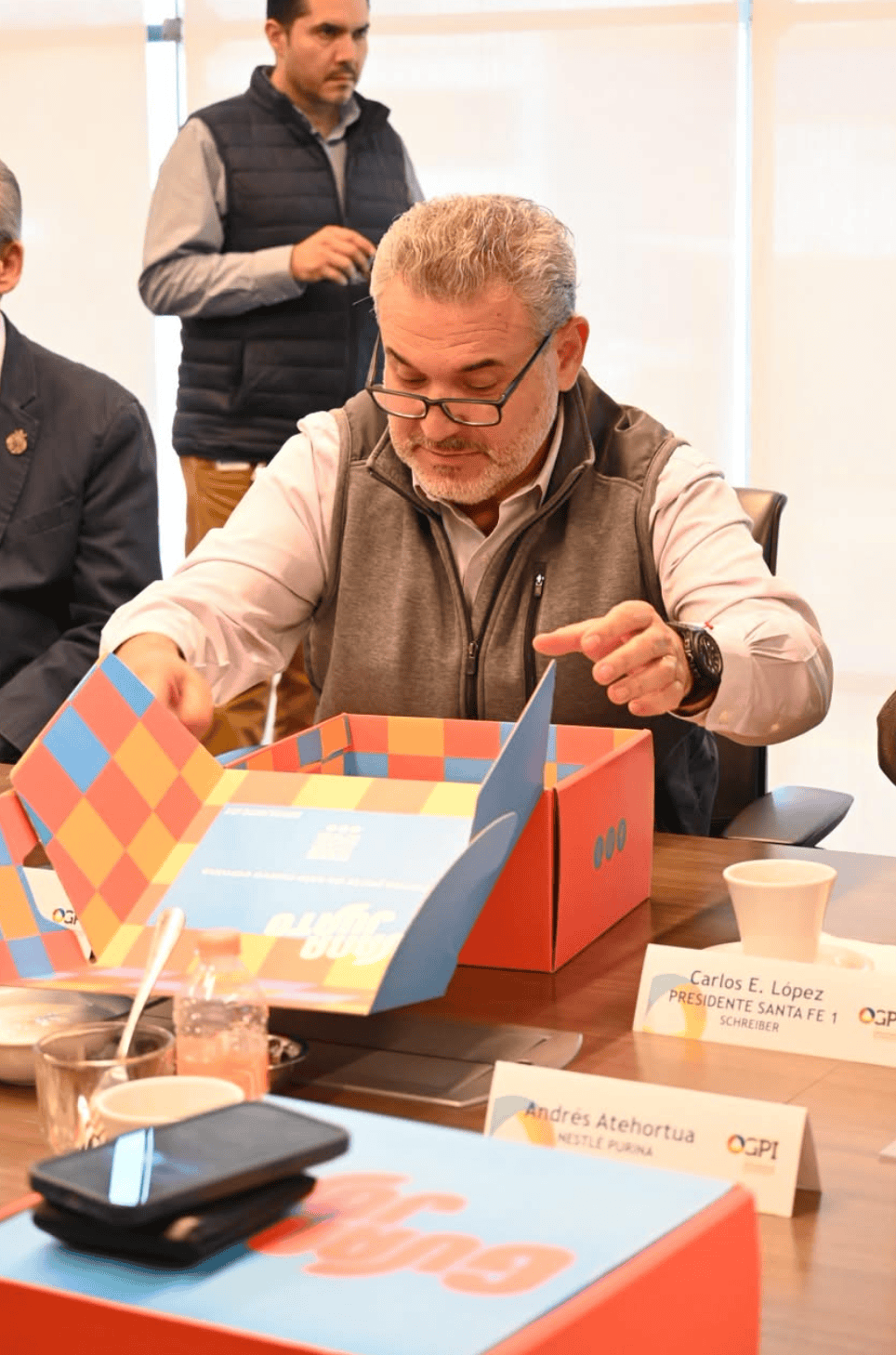 Hombre revisando documentos en reunión de turismo en Guanajuato, México.