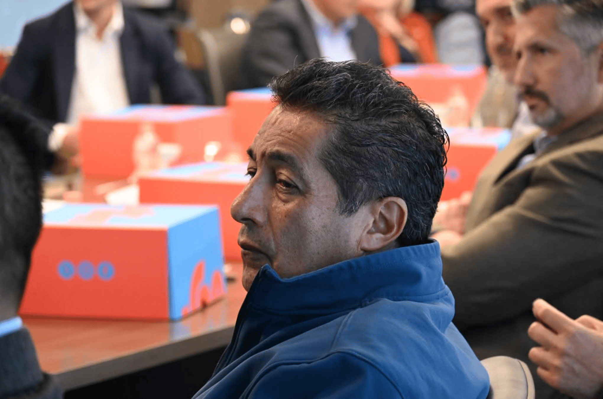 Hombre en reunión de turismo social y vinculación empresarial en Guanajuato.