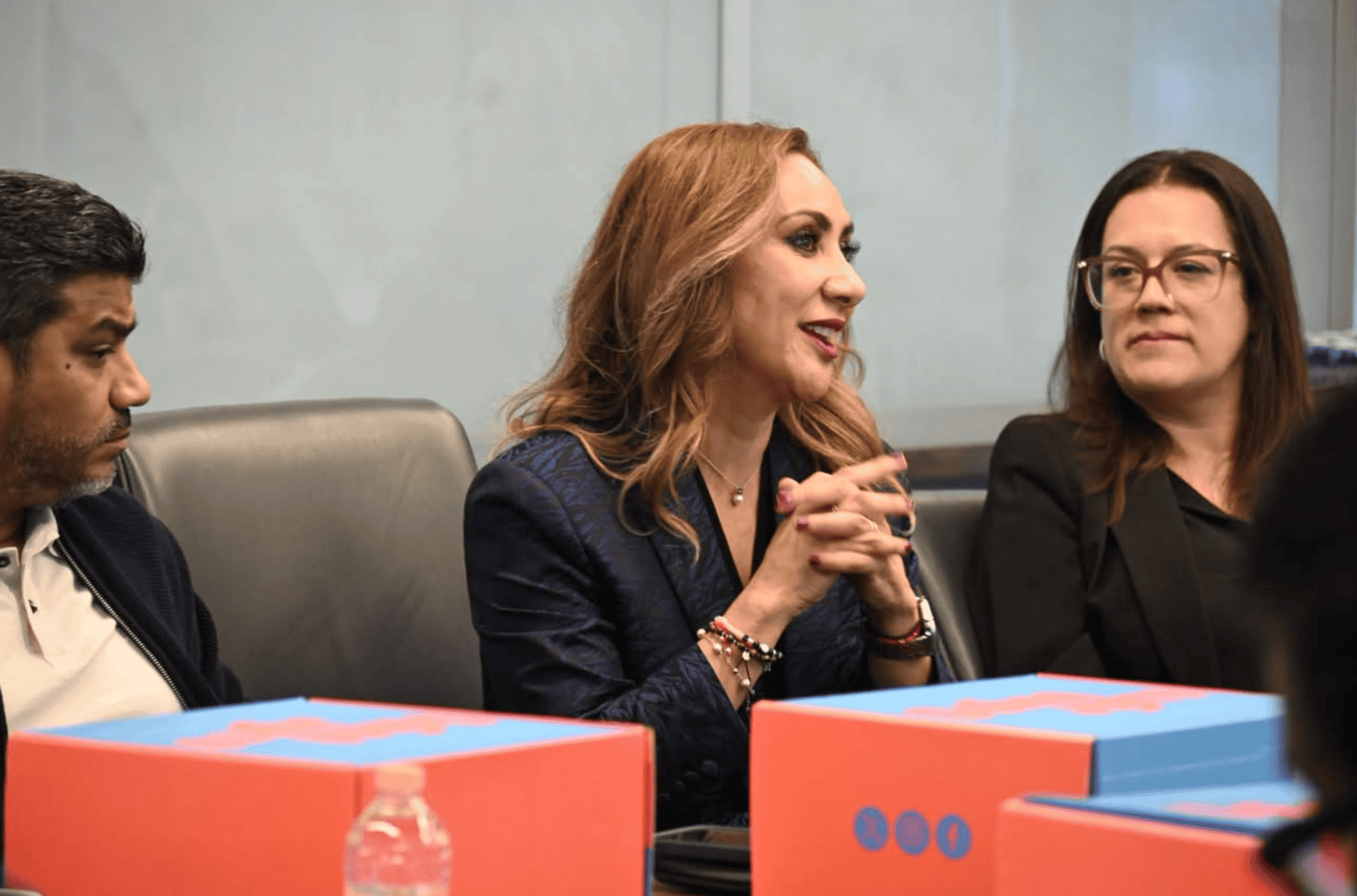 Mujeres en reunión de negocios en un entorno de oficina en Guanajuato.