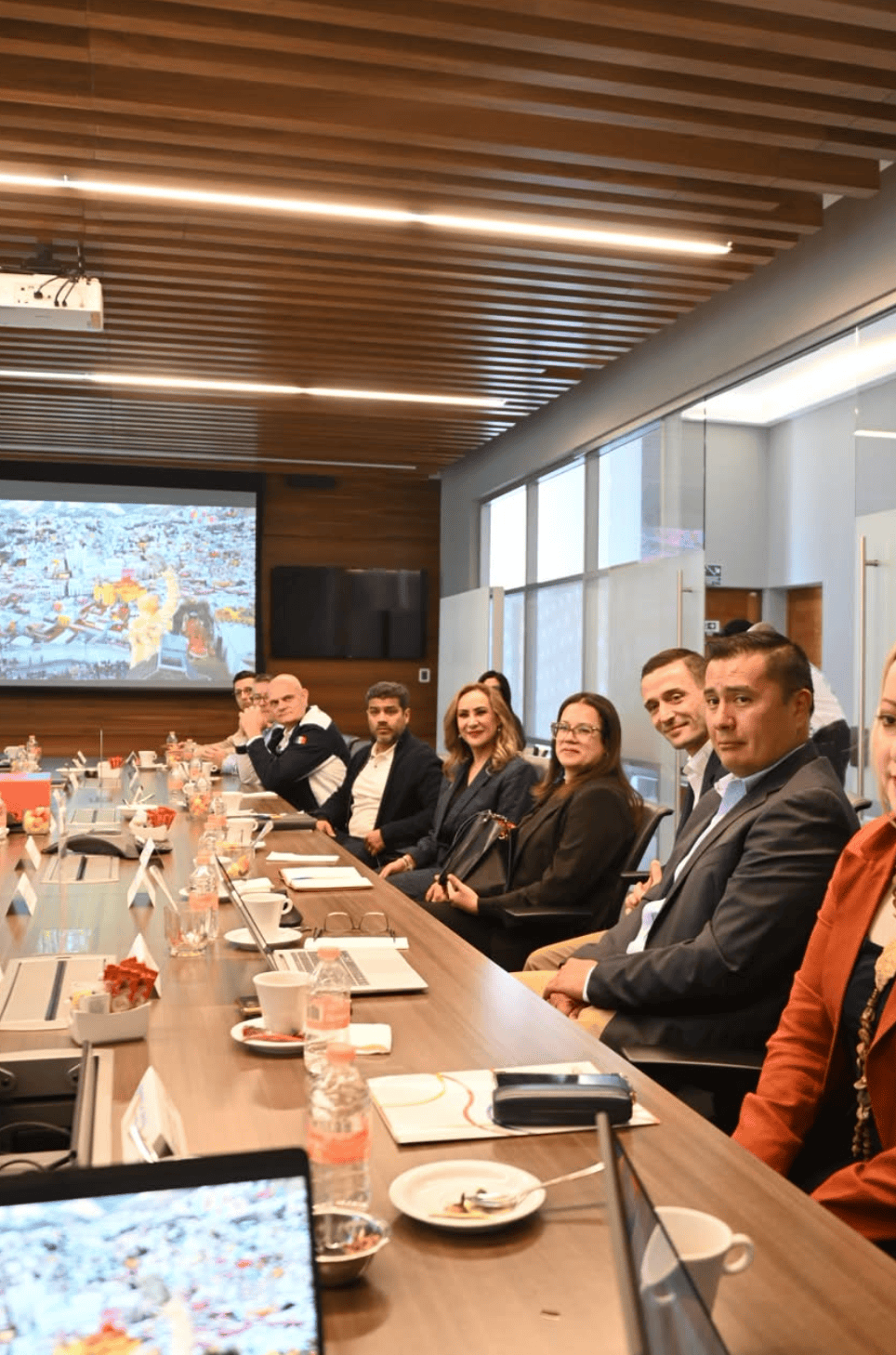 Reunión de empresarios y autoridades en Guanajuato para fortalecer turismo social.