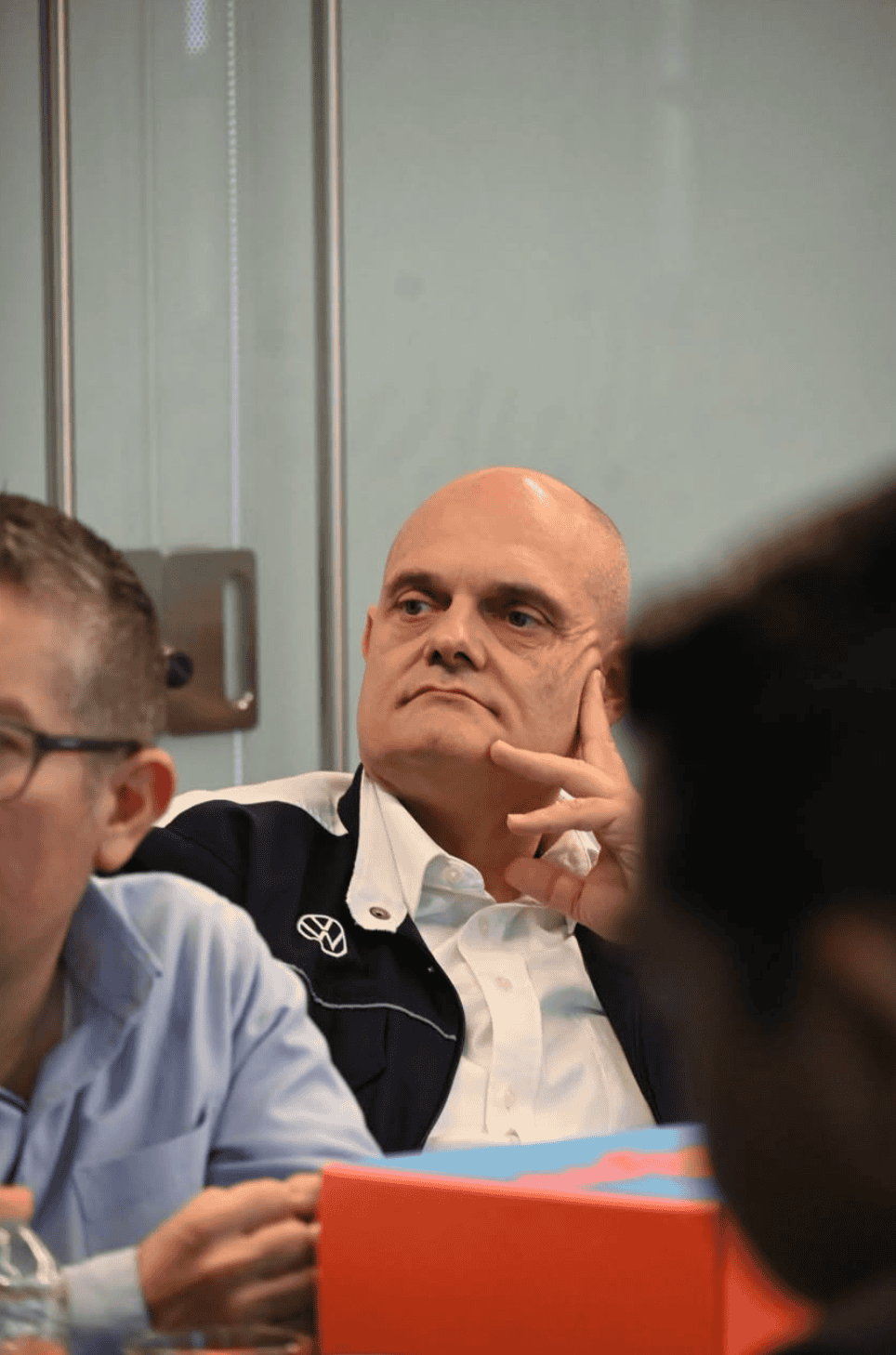Hombre en reunión de negocios en un entorno profesional.