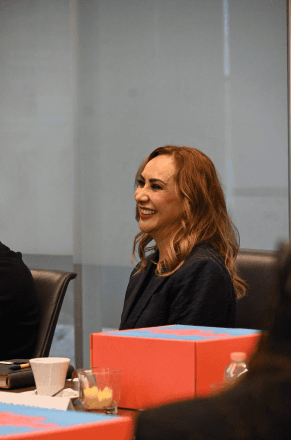 Mujer sonriendo en reunión de turismo social y vinculación empresarial en Guanajuato.
