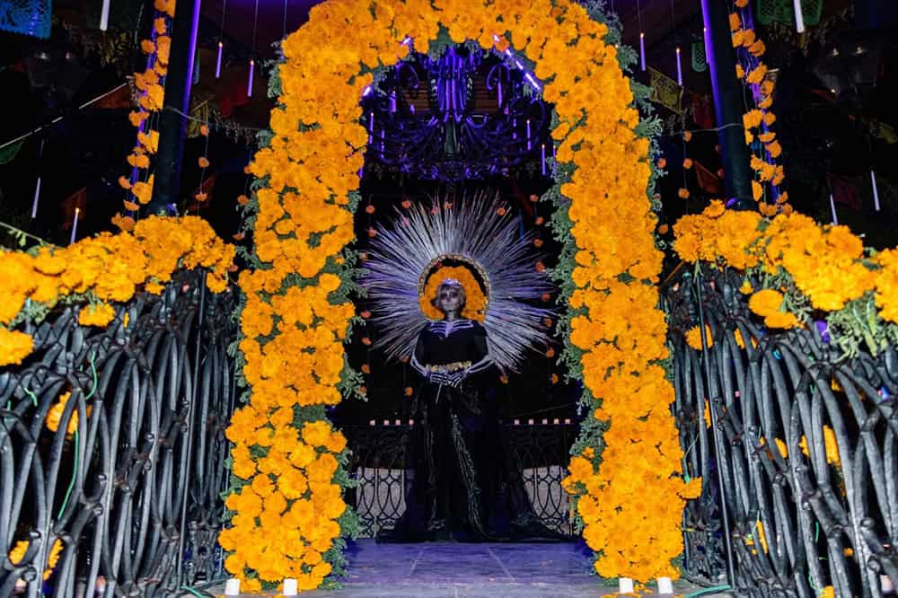 Celebraci&oacute;n tradicional en Guanajuato con flores y figura religiosa en altar.