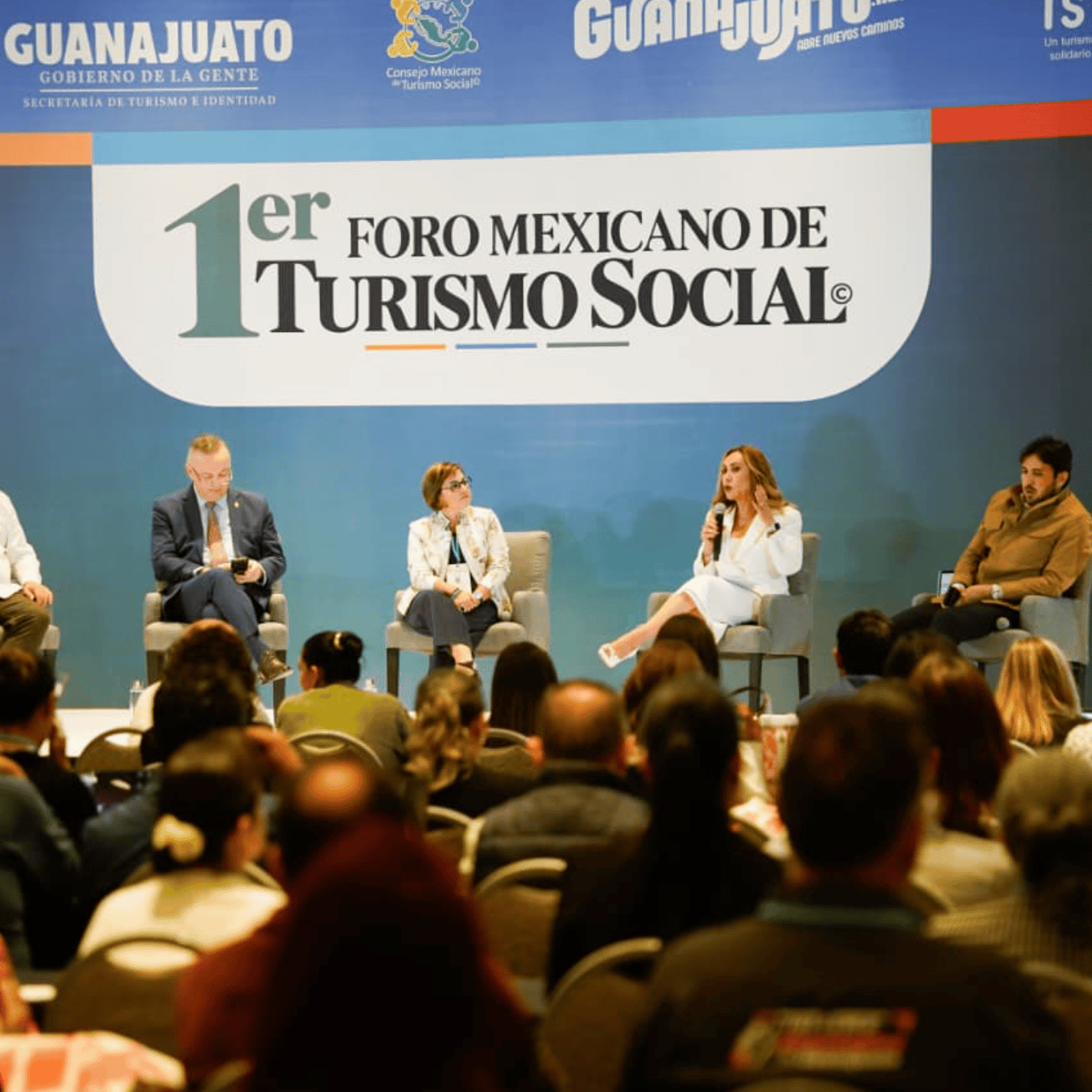 Panel de expertos en turismo social en Guanajuato en foro nacional.