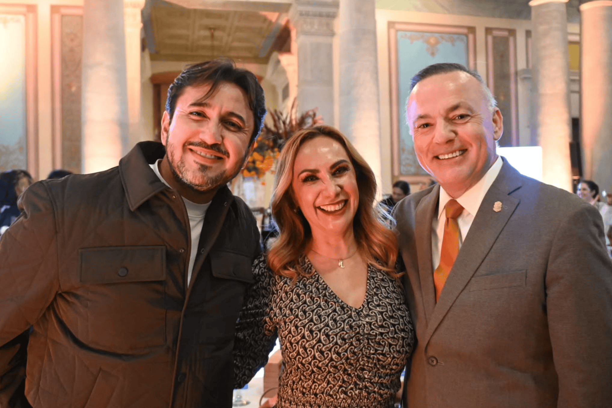 Personas en evento de turismo en Guanajuato, México.