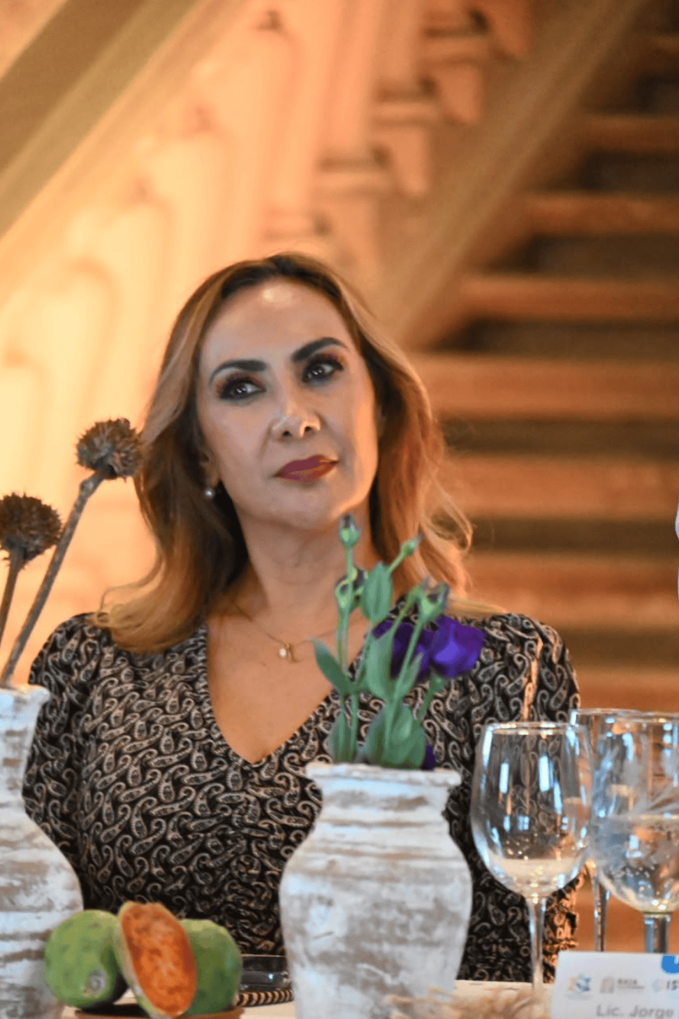 Mujer en evento cultural en Guanajuato con decoración y flores.