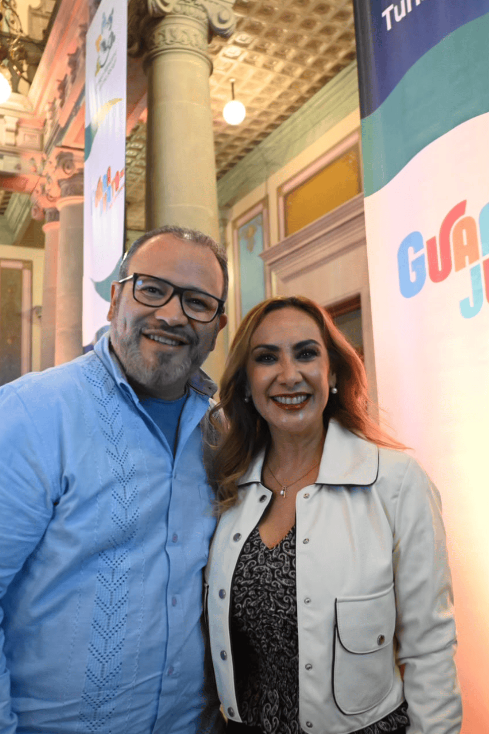 Dos personas en evento de turismo en Guanajuato, México.