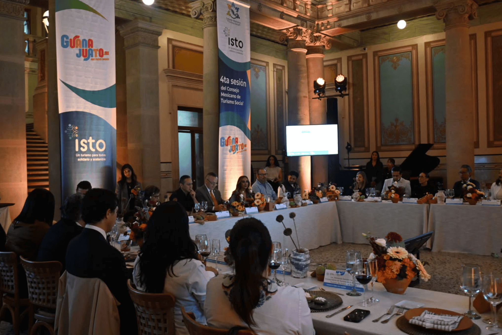 Reunión oficial en un salón elegante de Guanajuato para impulsar el turismo social.