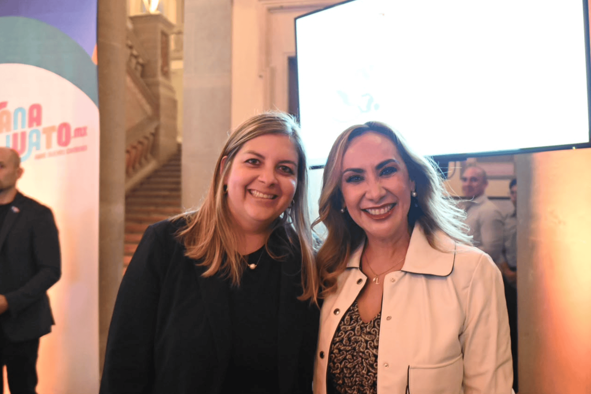 Mujeres en evento de turismo social en Guanajuato, México.