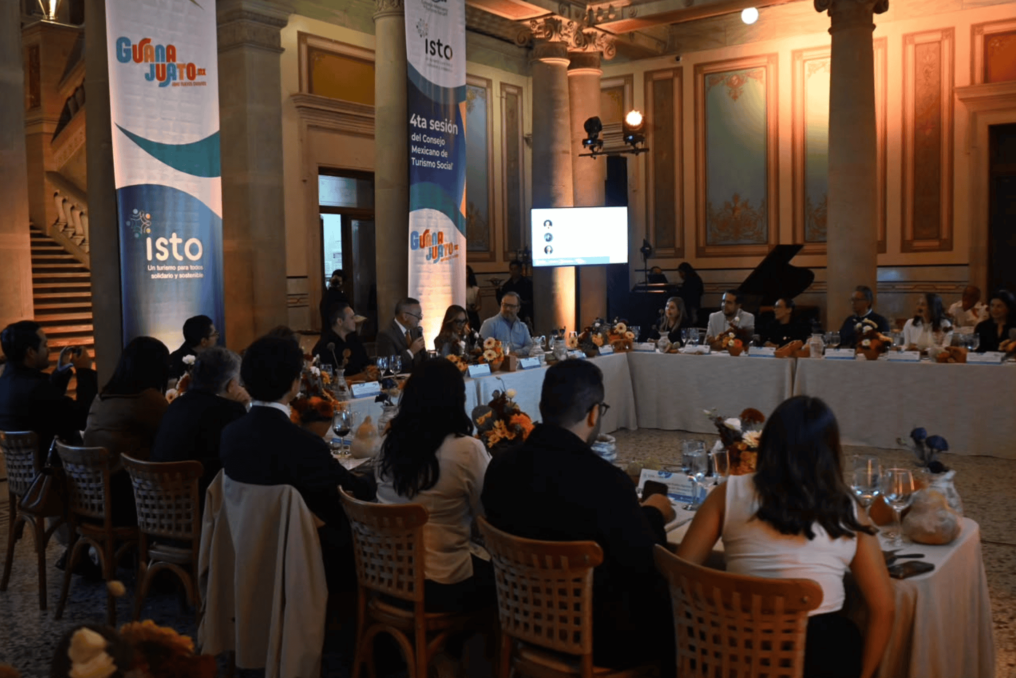 Reunión de autoridades y expertos en turismo social en Guanajuato.