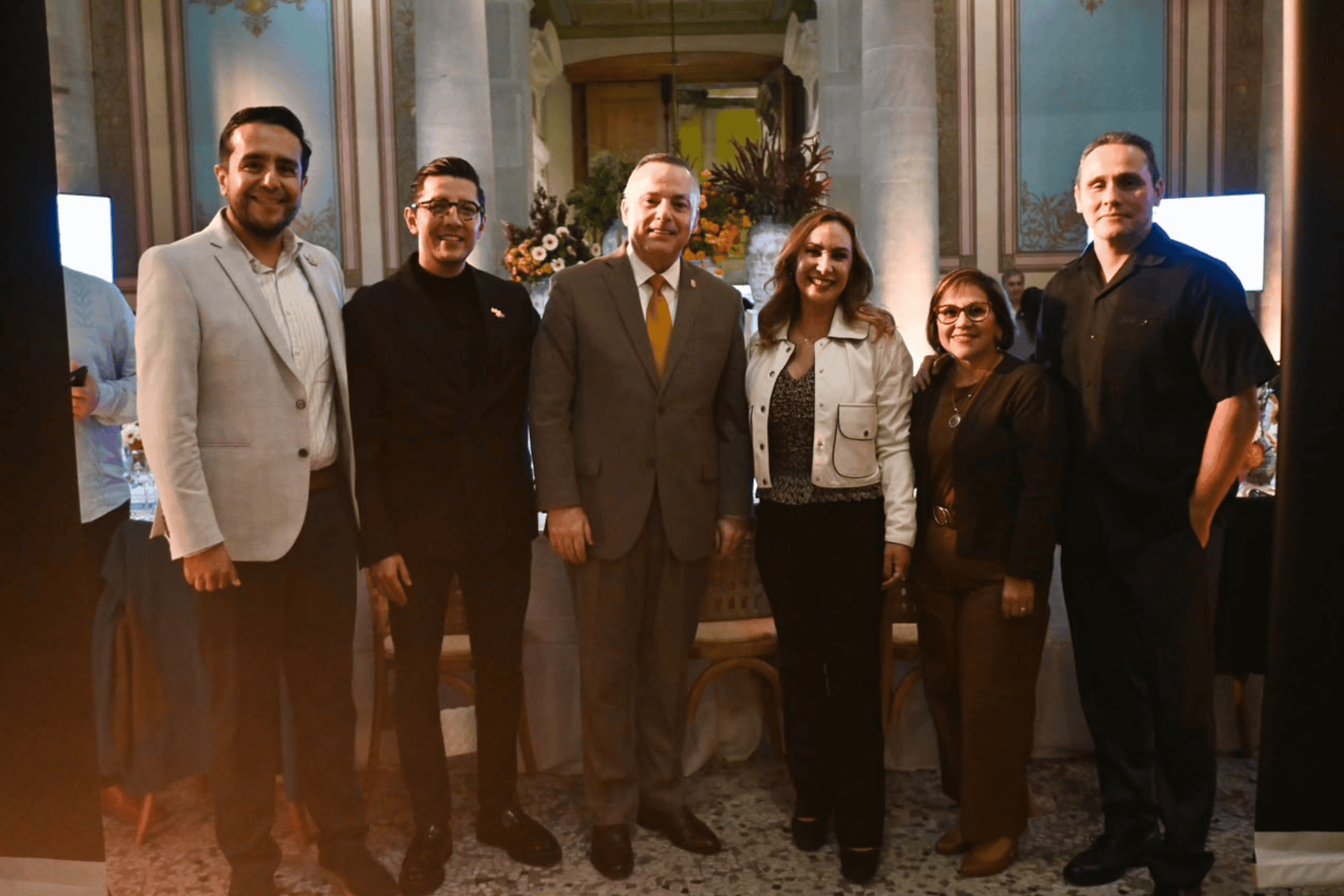 Grupo de personas en evento oficial en Guanajuato, México.