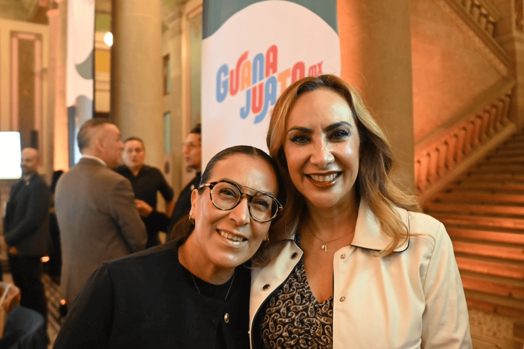Mujeres en evento de turismo en Guanajuato, México.