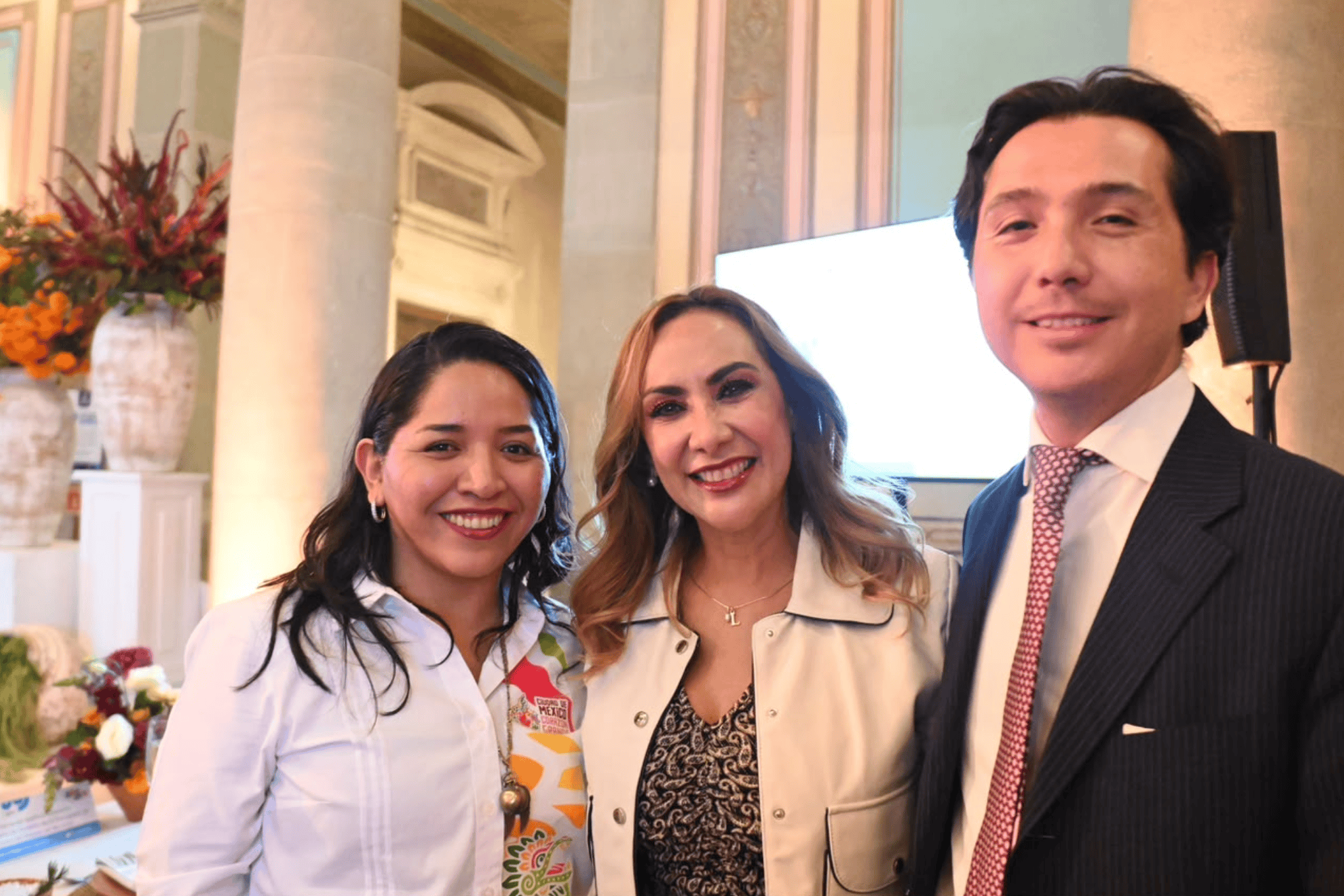 Tres personas sonriendo en evento de turismo en Guanajuato.