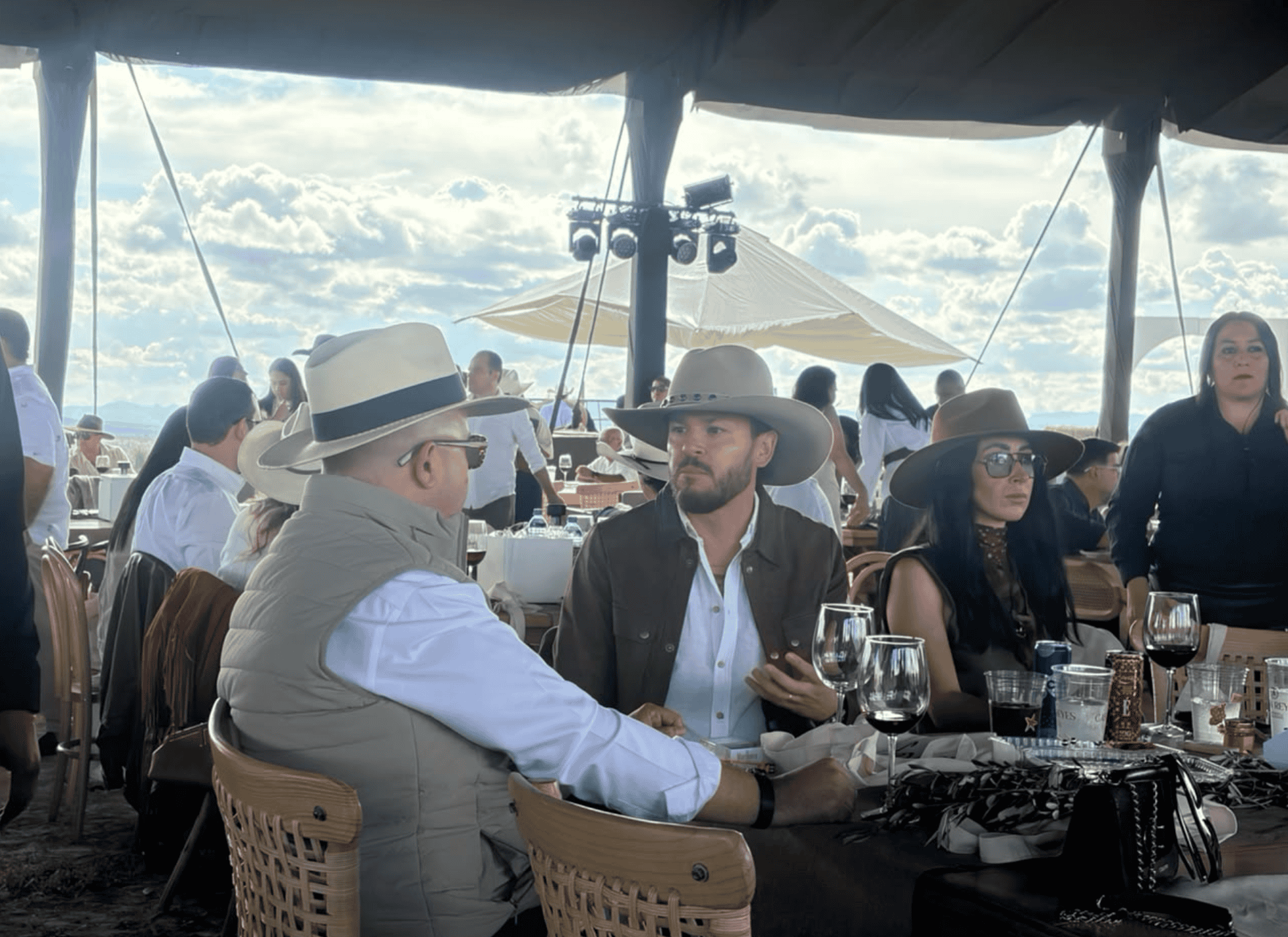 Turistas disfrutando de la Vendimia en Guanajuato en un evento al aire libre.