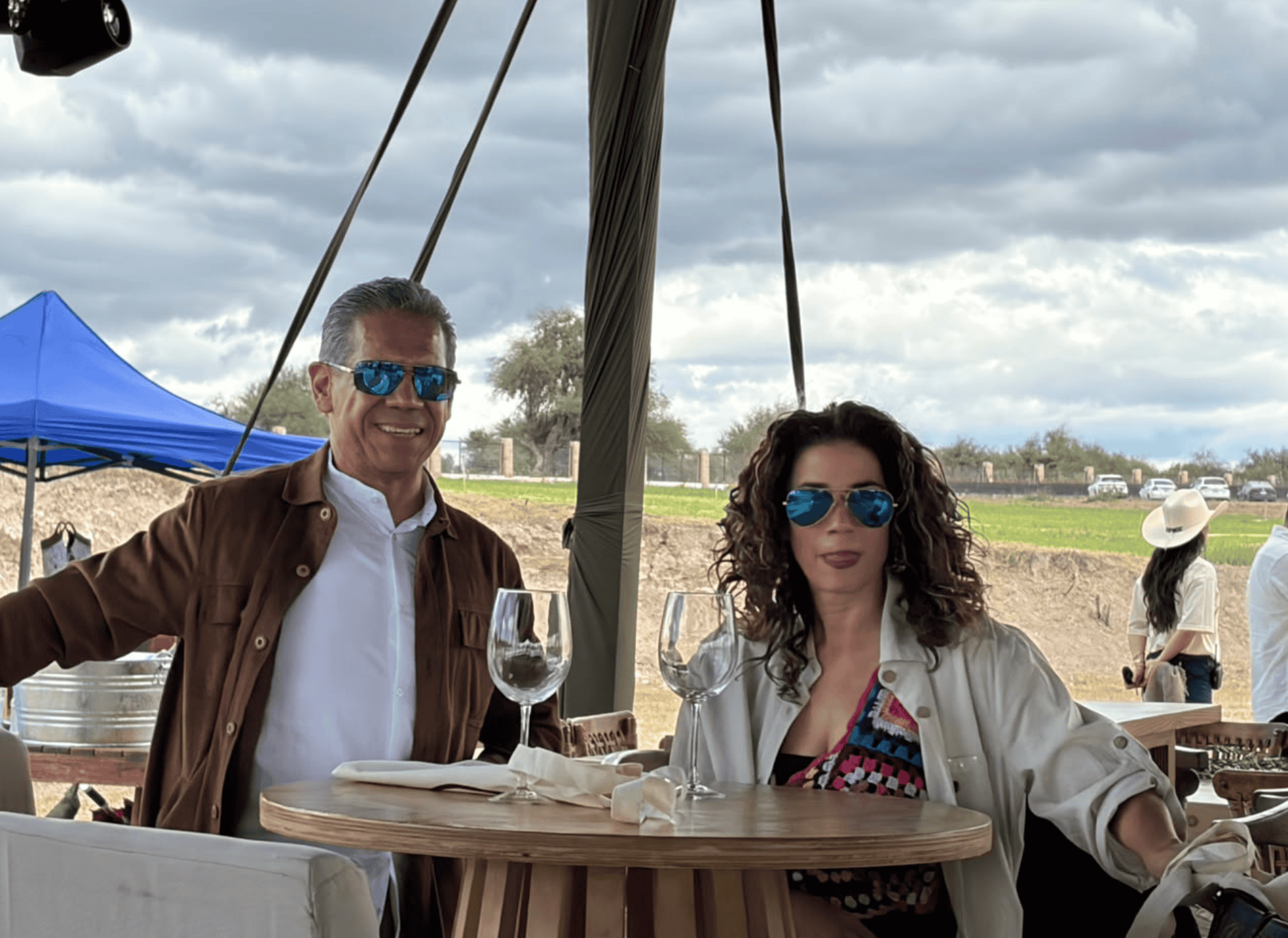 Disfrutando de vino en evento de vendimia en Guanajuato.