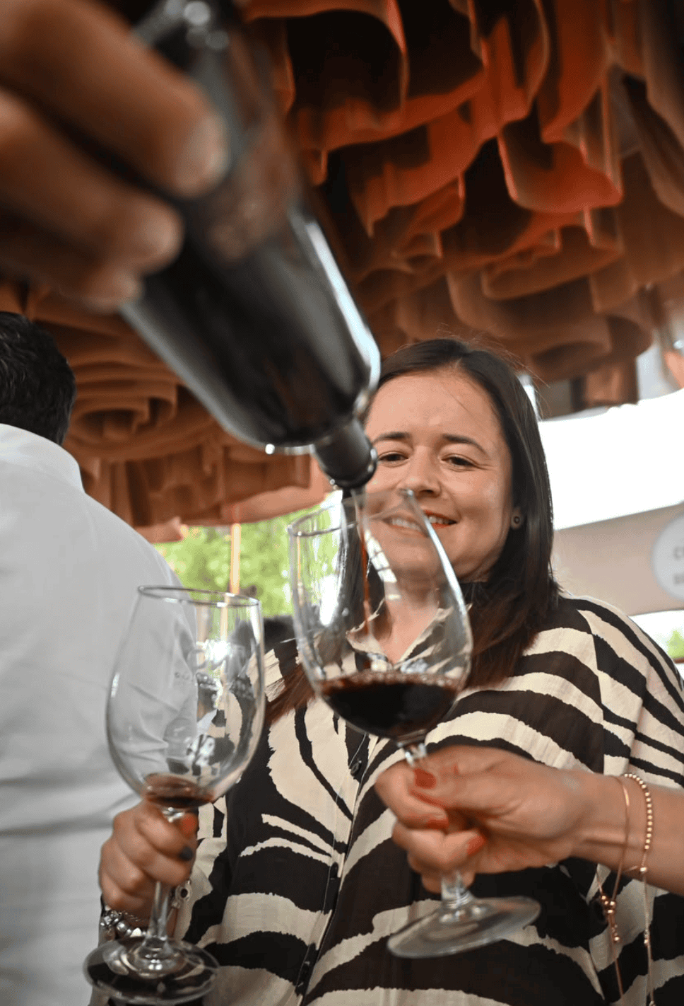 Mujer disfrutando de vino en la vendimia de Guanajuato 2026.