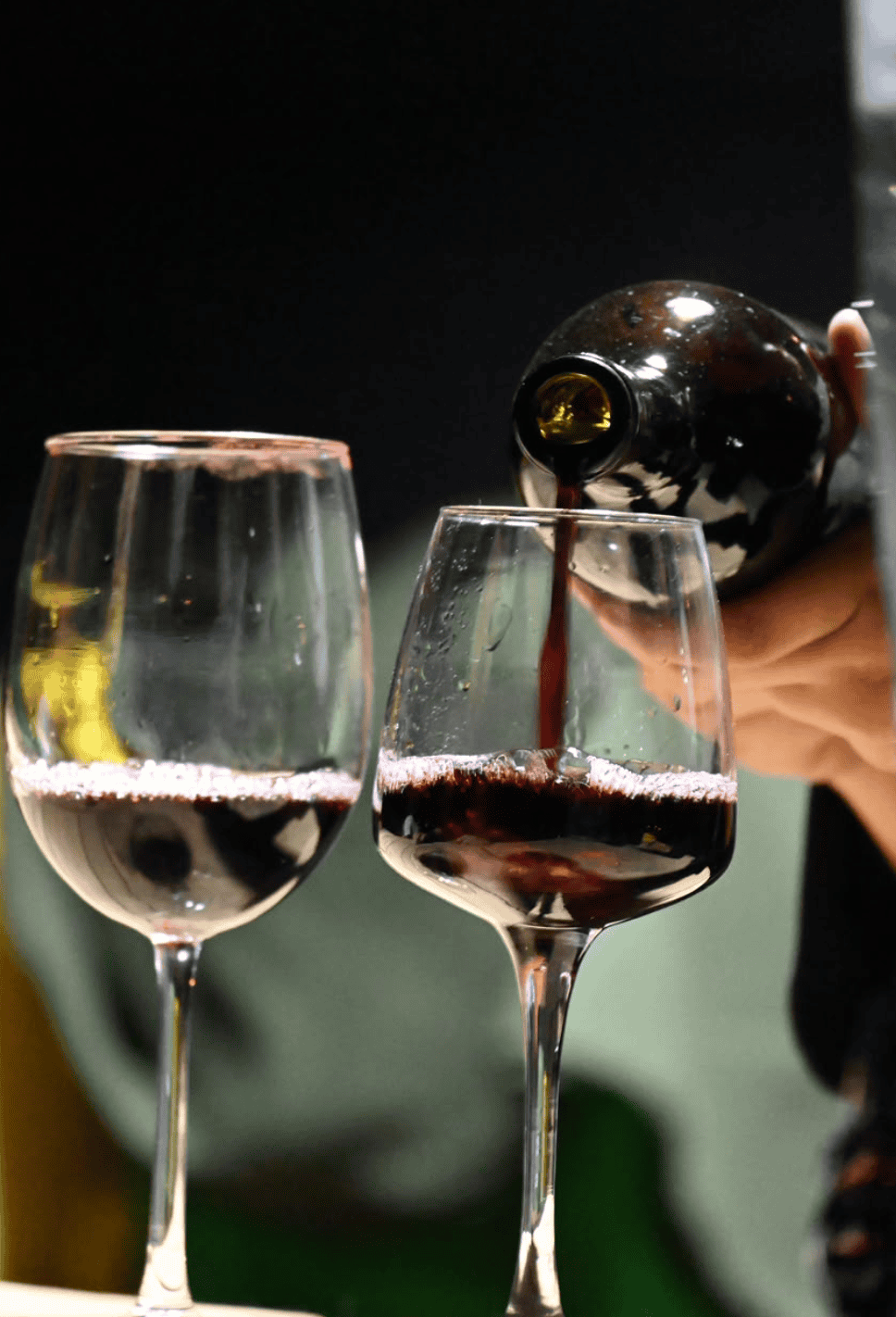 Vino tinto siendo servido en copa durante evento de vendimia en Guanajuato.