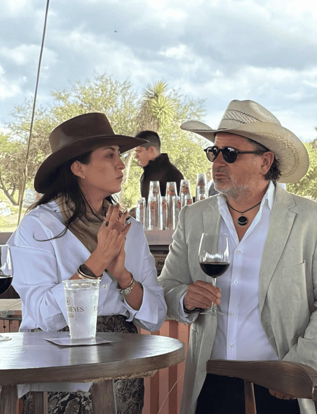 Pareja disfrutando vino en evento de vendimia en Guanajuato.